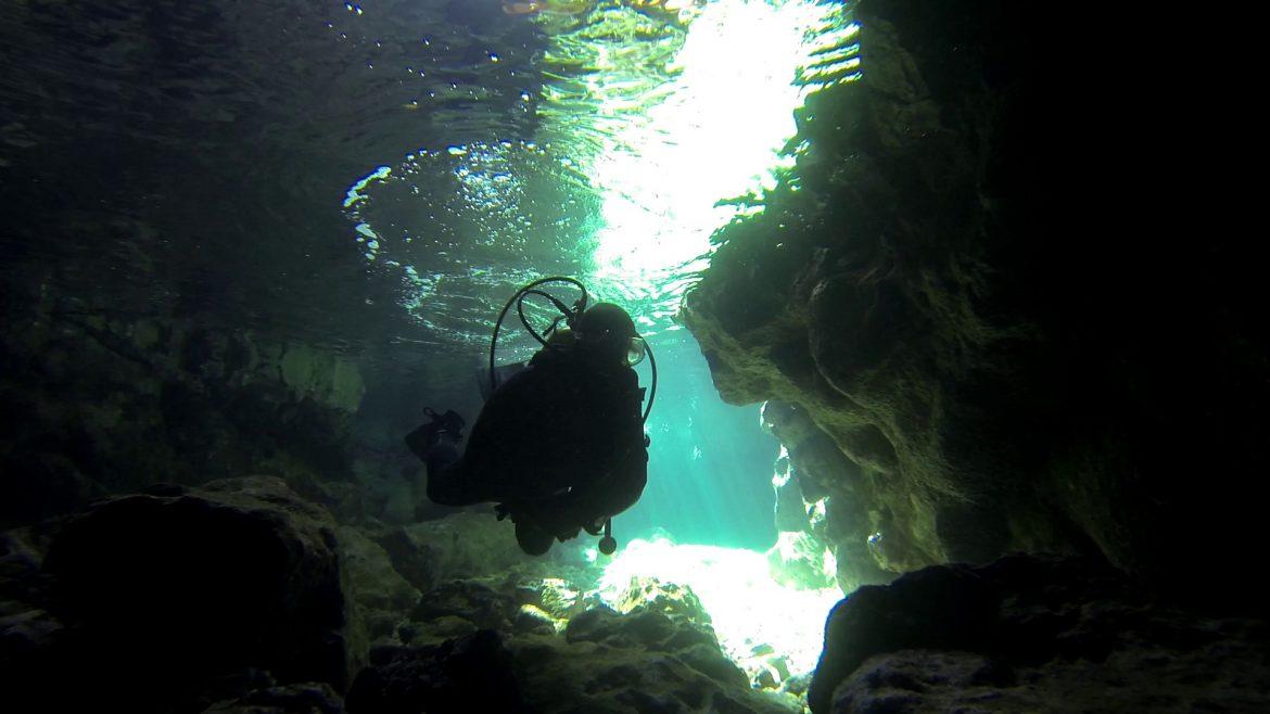 La grotte de la plongée du bord Numero 3 sur 55