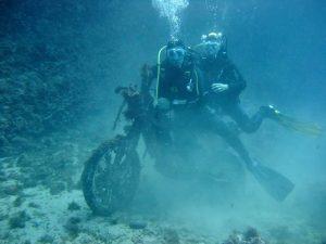 plonger du bord sur moto sous marine